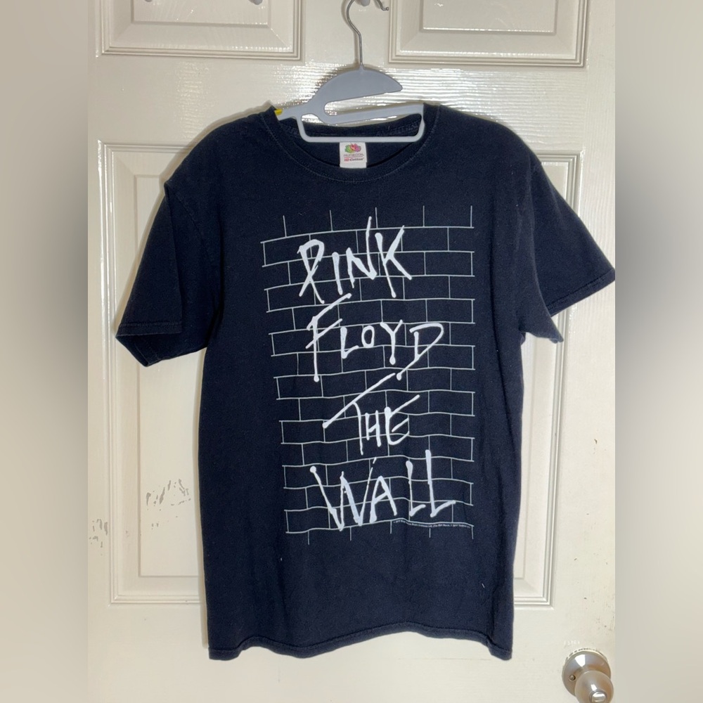 Pink Floyd - “The Wall”  2017 Fruit Of The Loom Black Shirt.  Medium - Picture 9 of 9